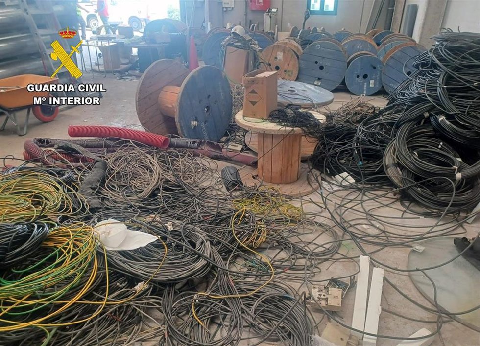 Detenidos tres trabajadores por el robo de una tonelada y media de cable de cobre del alumbrado de la A-30
