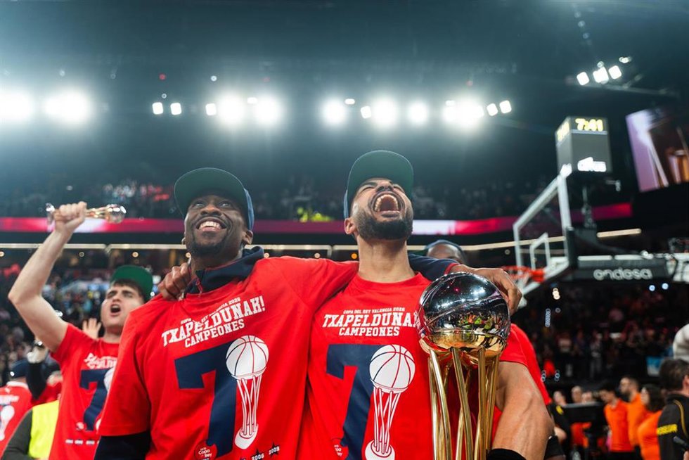 Archivo - Los jugadores del Baskonia Trent Forrest (i) y Timothé Luwawu-Cabarrot (d) tras ganar la final de la Copa de S.M. el Rey de baloncesto, en el Roig Arena, a 22 de febrero de 2026, en Valencia, Comunidad Valenciana (España). En la final se enfrent