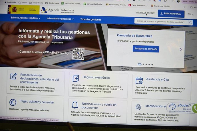 Archivo - Una persona hace el borrador de su declaración de la renta en un ordenador, a 8 de abril de 2026, en Madrid (España). 