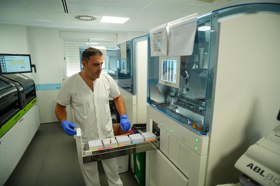 Archivo - Personal del Laboratorio de Análisis Clínicos del Hospital de Valme. A 18 de octubre de 2025 en Sevilla, Andalucía (España).
