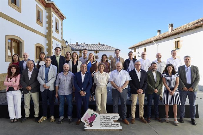 La presidenta Chivite, junto a los consejeros Chivite y Aierdi, directores generales, representantes locales y otras autoridades en la presentación del anteproyecto de Ley Foral contra la Despoblación.