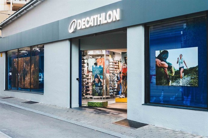 Decathlon inaugura en Puigcerdà su primera tienda en el Pirineo para acercar la oferta deportiva.