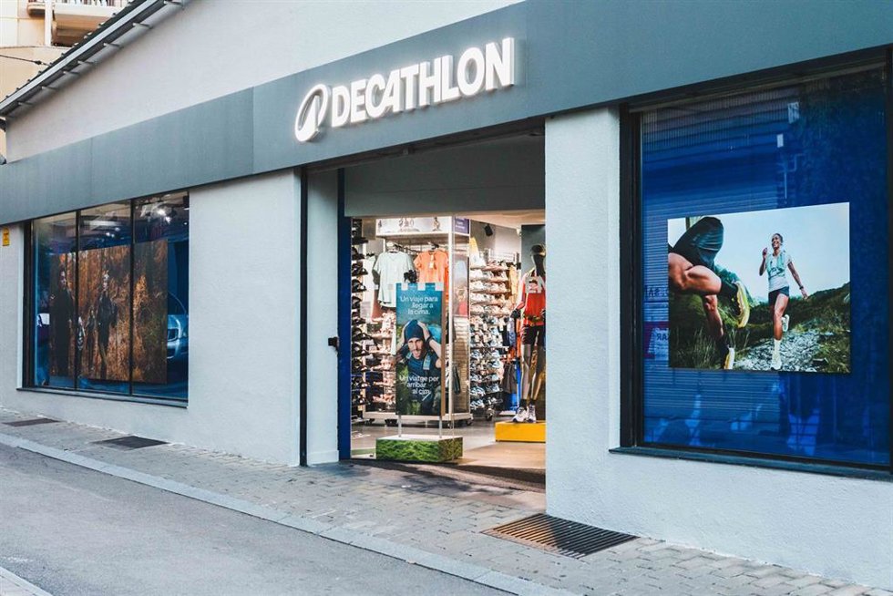 Decathlon inaugura en Puigcerdà su primera tienda en el Pirineo para acercar la oferta deportiva.