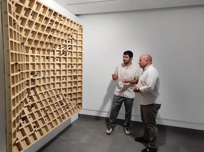 El delegado de Cultura, Gabriel Duque (dcha.), y el artista, Álvaro Albaladejo, contemplan una de las obras.