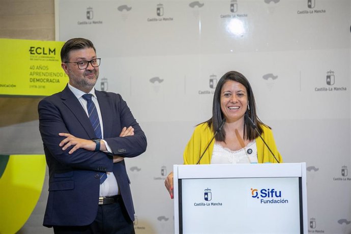 El consejero de Educación, Cultura y Deportes, Amador Pastor; y la consejera de Bienestar Social, Bárbara García Torijano; han presentado y entregado las Becas SuperArte.
