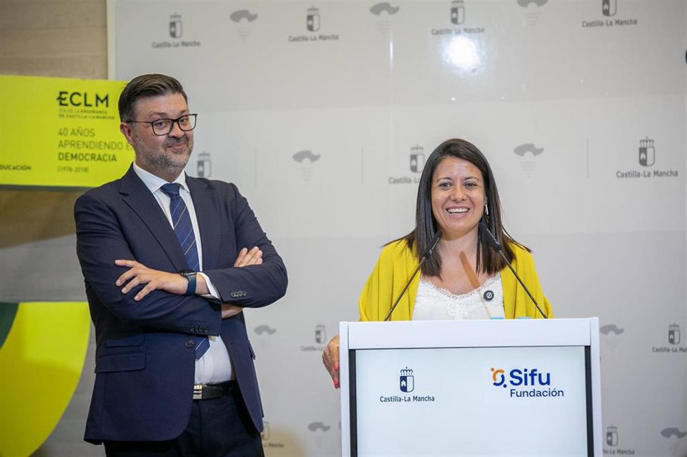 El consejero de Educación, Cultura y Deportes, Amador Pastor; y la consejera de Bienestar Social, Bárbara García Torijano; han presentado y entregado las Becas SuperArte.