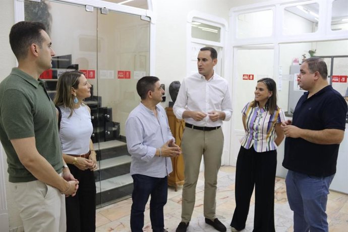 Juan Latorre (3d), con miembros del Grupo Parlamentario Socialista de Jaén.