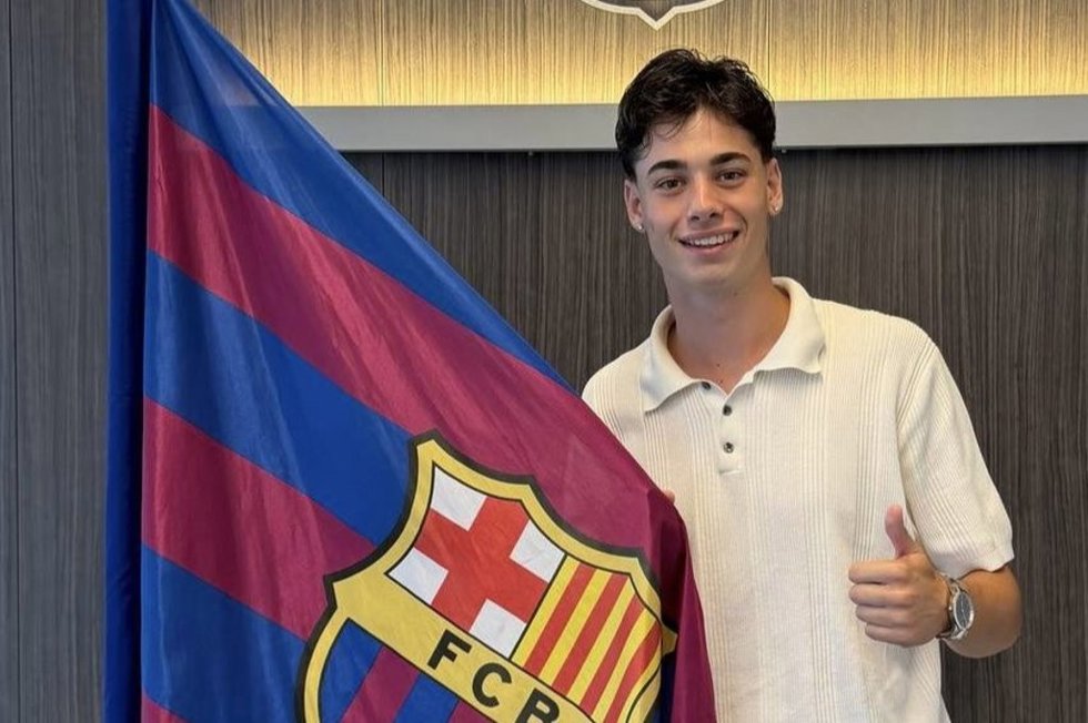 El jugador del Barça Atlètic Òscar Gistau tras renovar hasta 2028