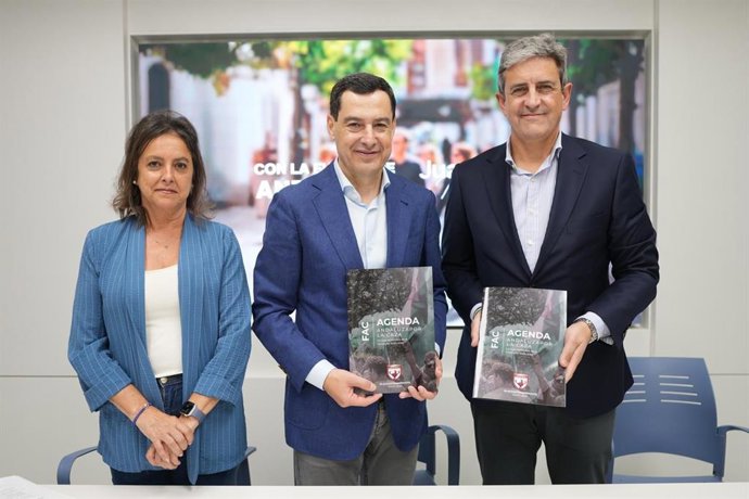 La Federación Andaluza de Caza con el presidente Juanma Moreno y la consejera en funciones de Sostenibilidad, Catalina García.