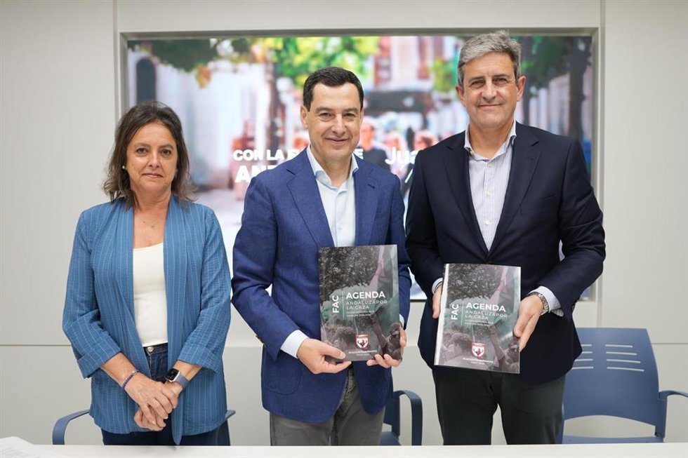 La Federación Andaluza de Caza con el presidente Juanma Moreno y la consejera en funciones de Sostenibilidad, Catalina García.