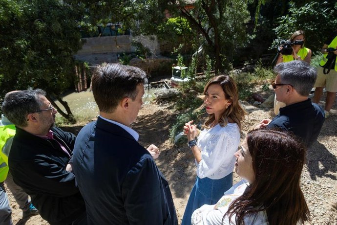 La alcaldesa de Zaragoza, Natalia Chueca, y los consejeros municipales Víctor Serrano y Tatiana Gaudes durante la visita este viernes a las obras de regeneración de las riberas del río Huerva.