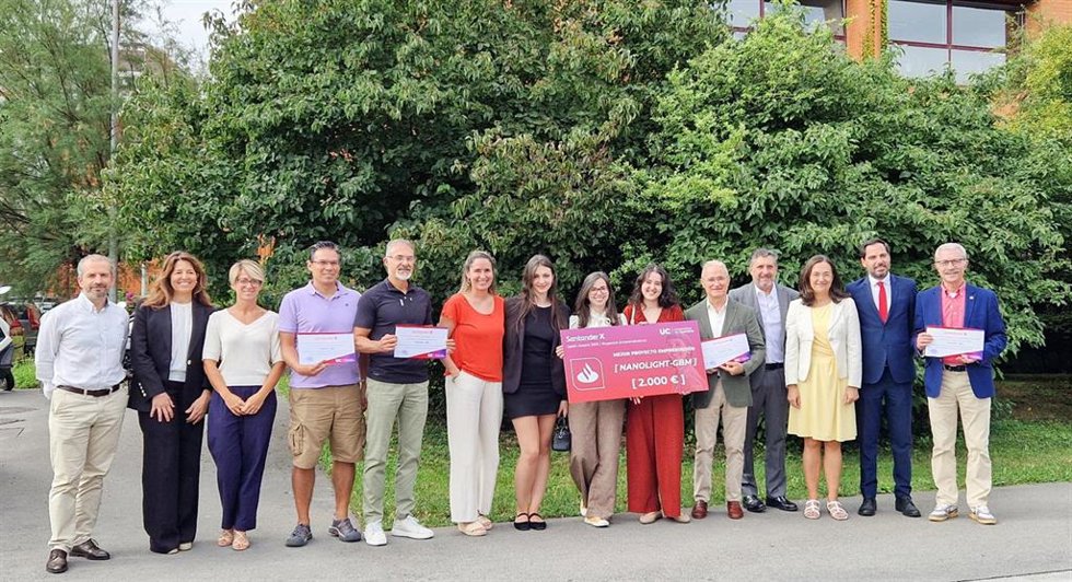 Archivo - Foto de familia del equipo ganador junto a representantes académicos