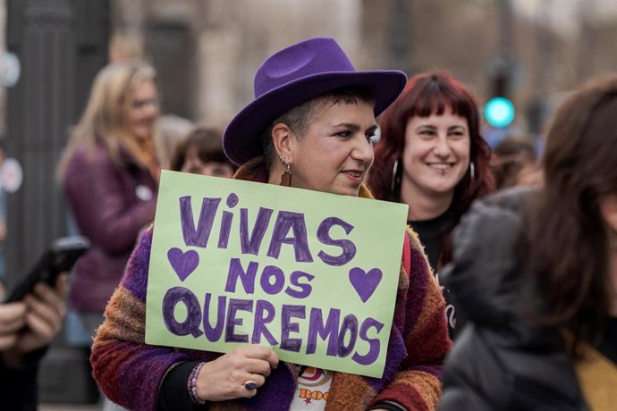 Archivo - Personas portan pancarta con lema 'Vivas nos queremos' durante la manifestación convocada por el 8M en imagen de archivo.