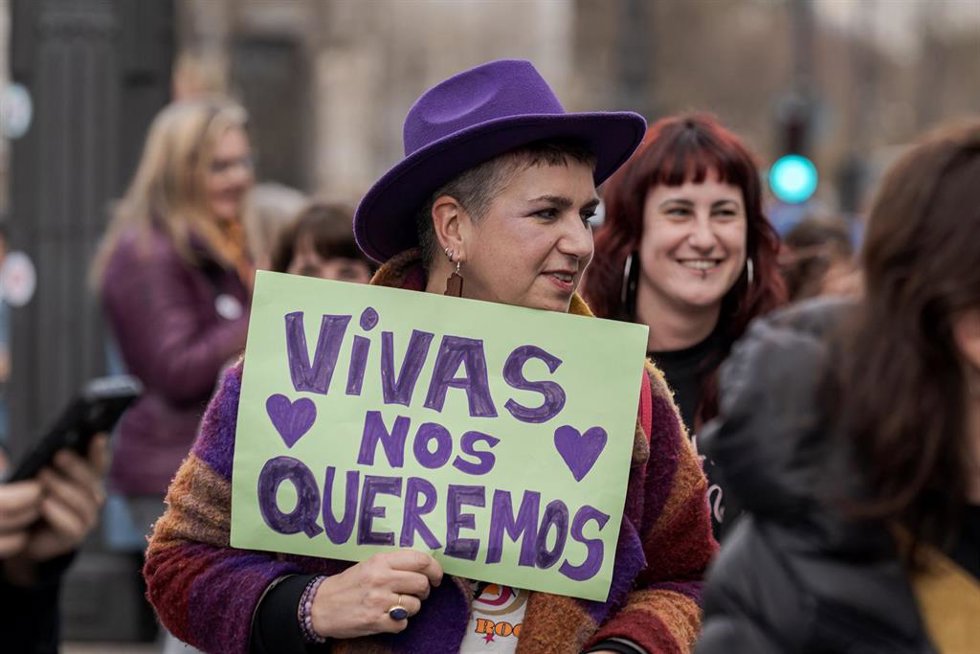 Archivo - Personas portan pancarta con lema 'Vivas nos queremos' durante la manifestación convocada por el 8M en imagen de archivo.