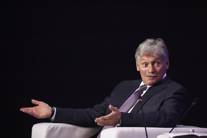 RÚSSIA, MOSCOU – 24 DE JUNHO DE 2026: O porta-voz do presidente russo Putin, Dmitry Peskov, participa de uma sessão intitulada “Cenários para a ordem mundial em meados do século XXI” no 12º Fórum Internacional “Primakov Readings”