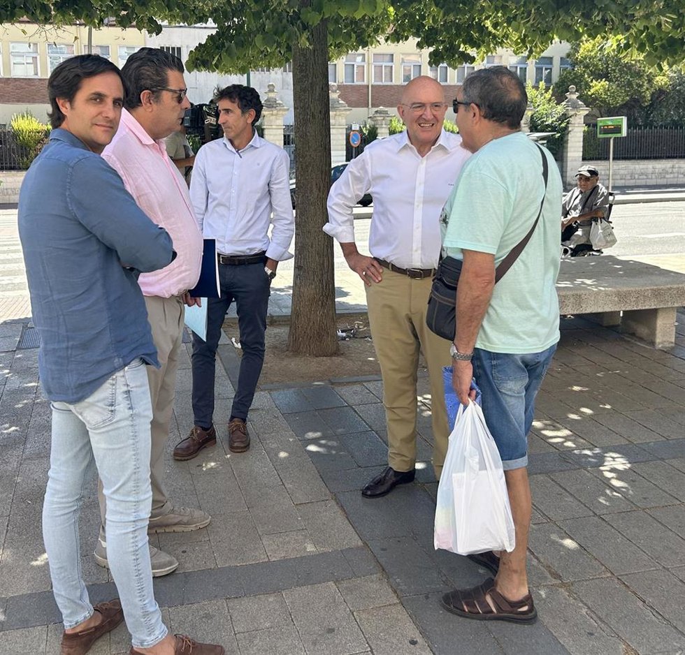 El alcalde de Valladolid conversa con un vecino de Las Delicias en la plaza del Carmen.