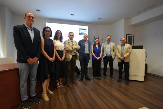 Autoridades e investigadores participantes en la presentación del estudio.