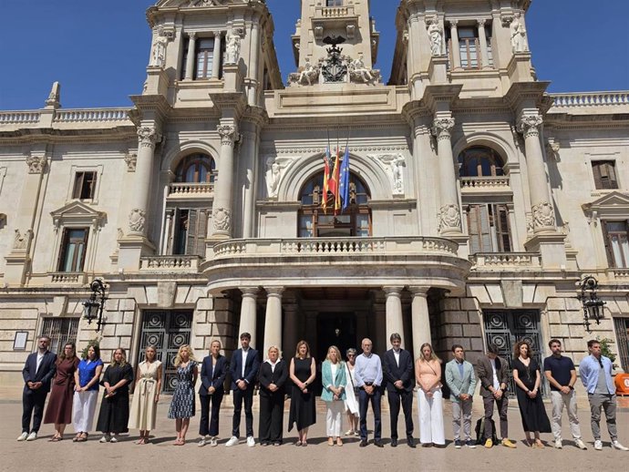 El Ayuntamiento de València recuerda a las víctimas del metro con un minuto de silencio.