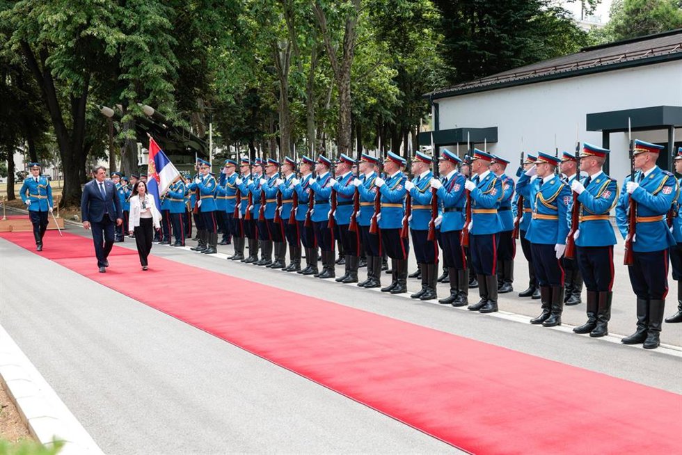 La ministra de Defensa, Margarita Robles, visita la capital de Serbia, Belgrado.