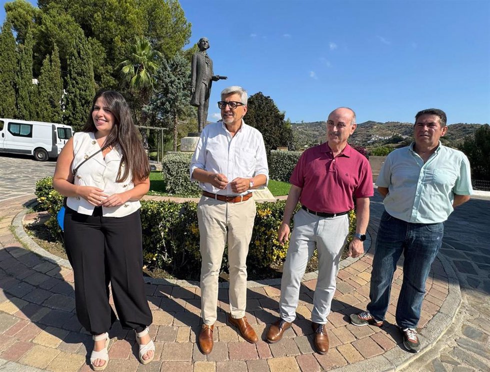 El secretario general del PSOE en Málaga, Josele Aguilar, y el alcalde de Macharaviaya, Antonio Campos, en un anuncio en Macharaviaya