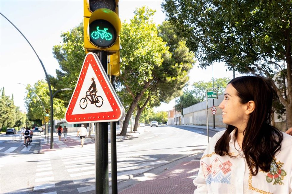 Esta mañana se han puesto en marcha dos nuevas señales luminosas activadas a través de cámaras con inteligencia artificial en sendas intersecciones ciclistas en San Juan de la Peña, que se suman a otra existente en Camino de las Torres