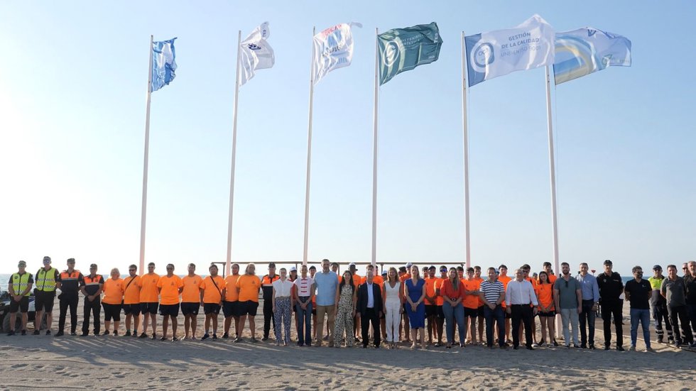Banderas que acreditan la calidad de las playas de Roquetas de Mar (Almería)