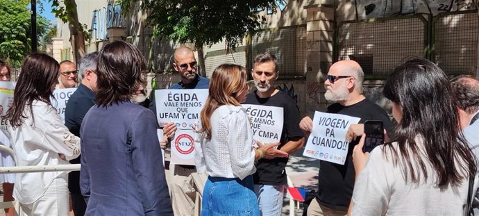 La alcaldesa de Zaragoza dialoga con representantes sindicales que reclaman mejoras para la implantación del sistema VioGén.