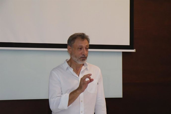 El tenor y profesor de canto y voz, Eugenio Jiménez , director del curso 'El monólogo, elemento esencial del verso clásico. La voz hablada, la voz cantada' en los curso de verano de la Universidad Pablo de Olavide en su sede de Carmona-Rosario Valpuesta
