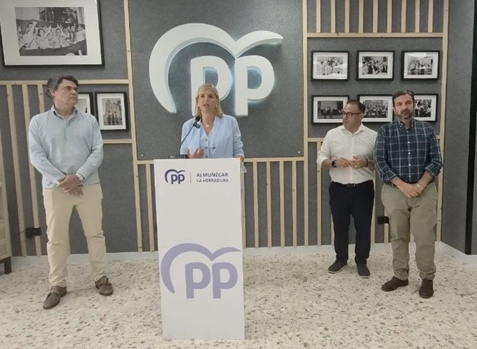 La portavoz adjunta del Grupo Popular en el Senado, Inmaculada Hernández, y el presidente del PP de Almuñécar, Juanjo Ruiz Joya, acompañados por los diputados Carlos Rojas y Lourdes Ramírez y el senador Joaquín Camacho.