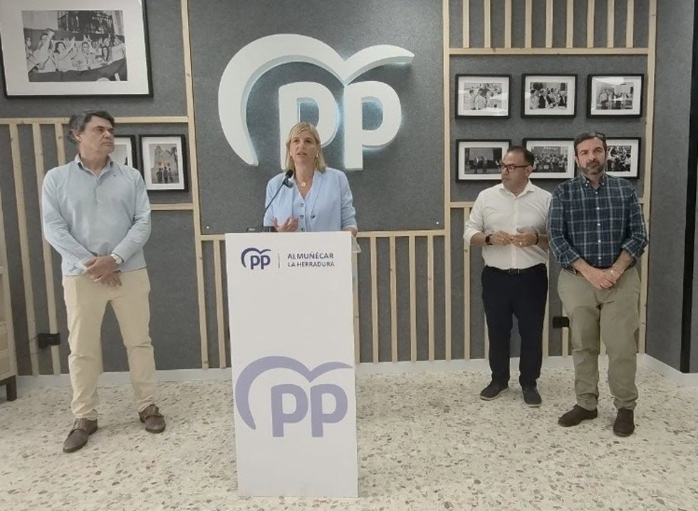 La portavoz adjunta del Grupo Popular en el Senado, Inmaculada Hernández, y el presidente del PP de Almuñécar, Juanjo Ruiz Joya, acompañados por los diputados Carlos Rojas y Lourdes Ramírez y el senador Joaquín Camacho.
