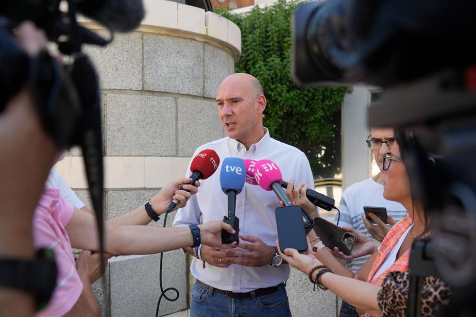 El portavoz del Grupo Parlamentario Popular en la Asamblea de Extremadura, José Ángel Sánchez Juliá, atiende a los medios