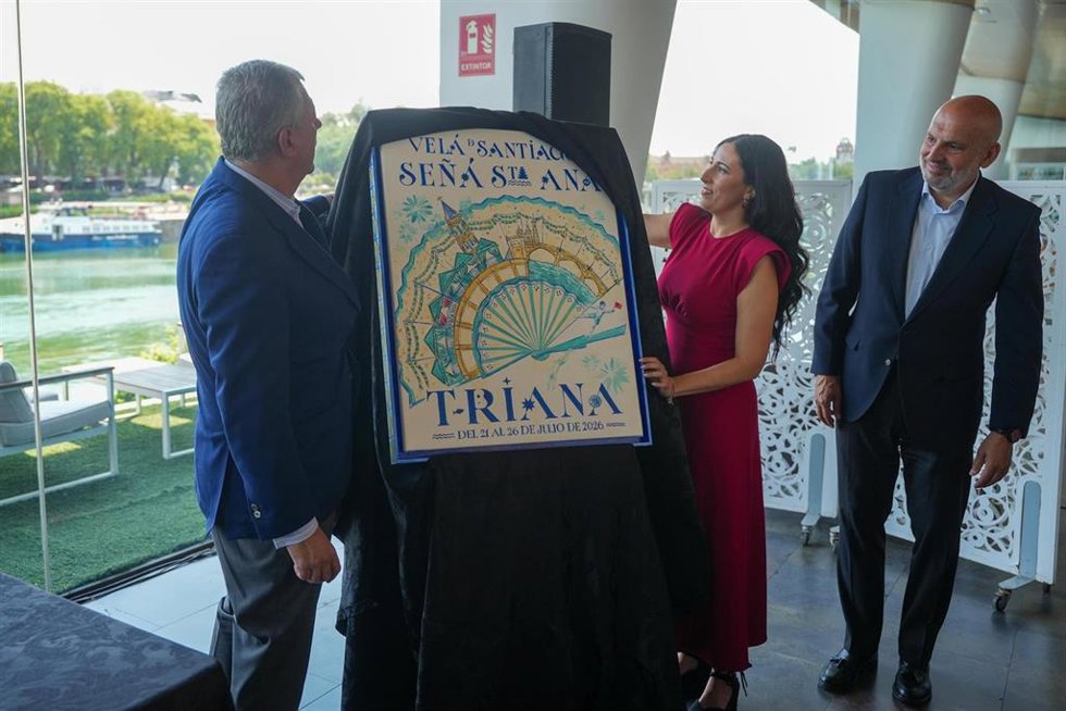 El alcalde de Sevilla y la artista María Tapia, autora de la obra, descubren el cartel de la Velá de Santa Ana en presencia del delegado municipal del Distrito Triana