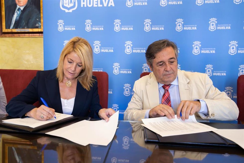 La Alcaldesa de Huelva, Pilar Miranda,  y el director del Instituto de Estadística y Cartografía de Andalucía (IECA), Manuel Ignacio Castaño.