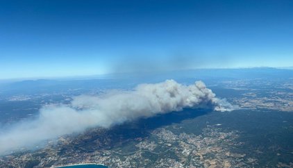 El avance del incendio de la Bisbal d'Empordà (Girona) obliga a confinar 12 localidades