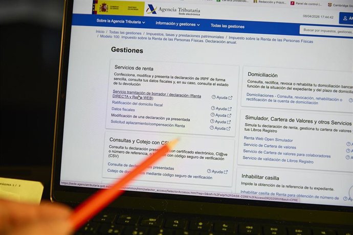 Archivo - Una persona hace el borrador de su declaración de la renta en un ordenador, a 8 de abril de 2026, en Madrid (España). La Campaña de la Renta y Patrimonio correspondiente al año 2025 ha arrancado hoy, 8 de abril, con la presentación de las declar