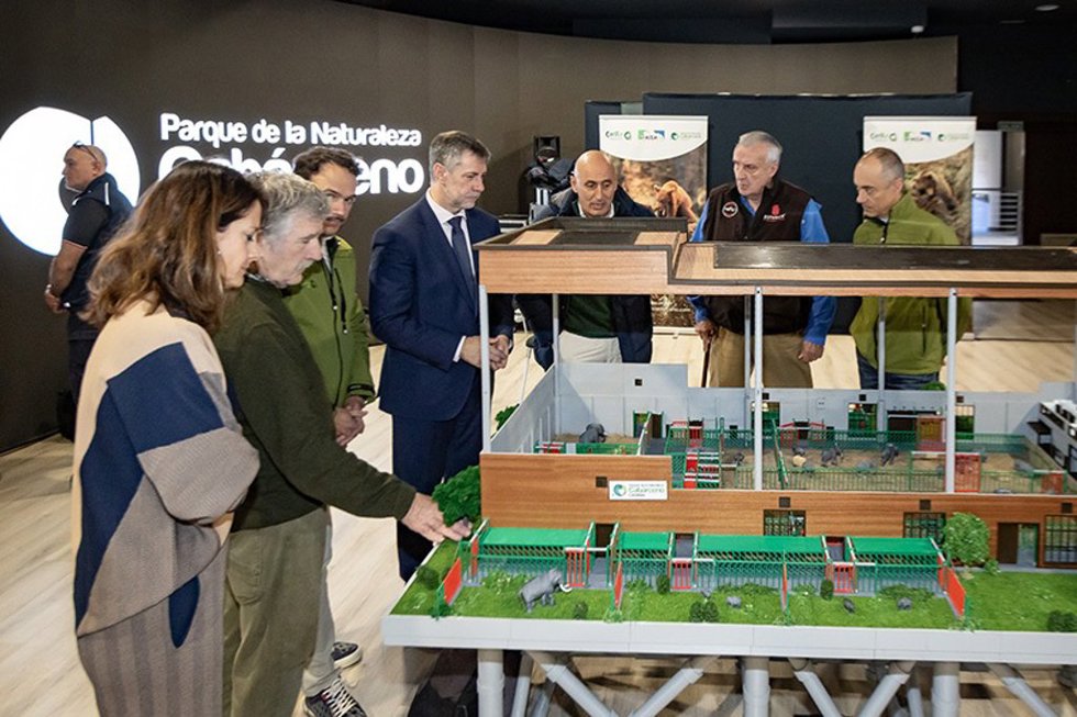 Archivo - Foto de archivo de la presentación del proyecto y la maqueta del nuevo edificio por parte del consejero de Cultura, Turismo y Deporte, Luis Martínez Abad