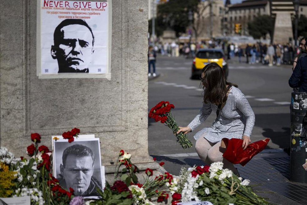 Archivo - Un memorial improvisado por ciudadanos rusos  por la muerte de Alexéi Navalni, en La Rambla, a 18 de febrero de 2024, en Barcelona, Catalunya (España). 