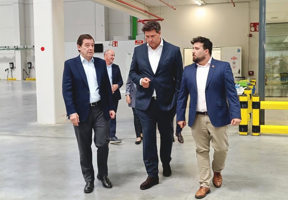 El presidente de la Junta de Castilla y León, Alfonso Fernández Mañueco (izquierda), en el Centro Logístico DIA ubicado en el polígono industrial de Villadangos del Páramo (León).