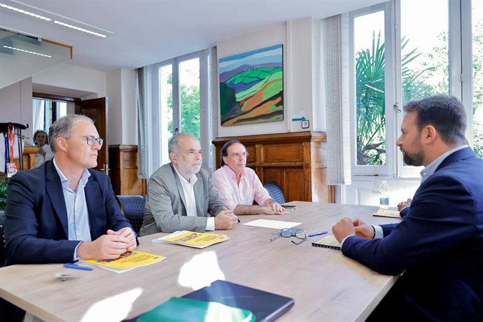 Miembros de la Cámara de Comercio de Oviedo y del PP de Asturias.