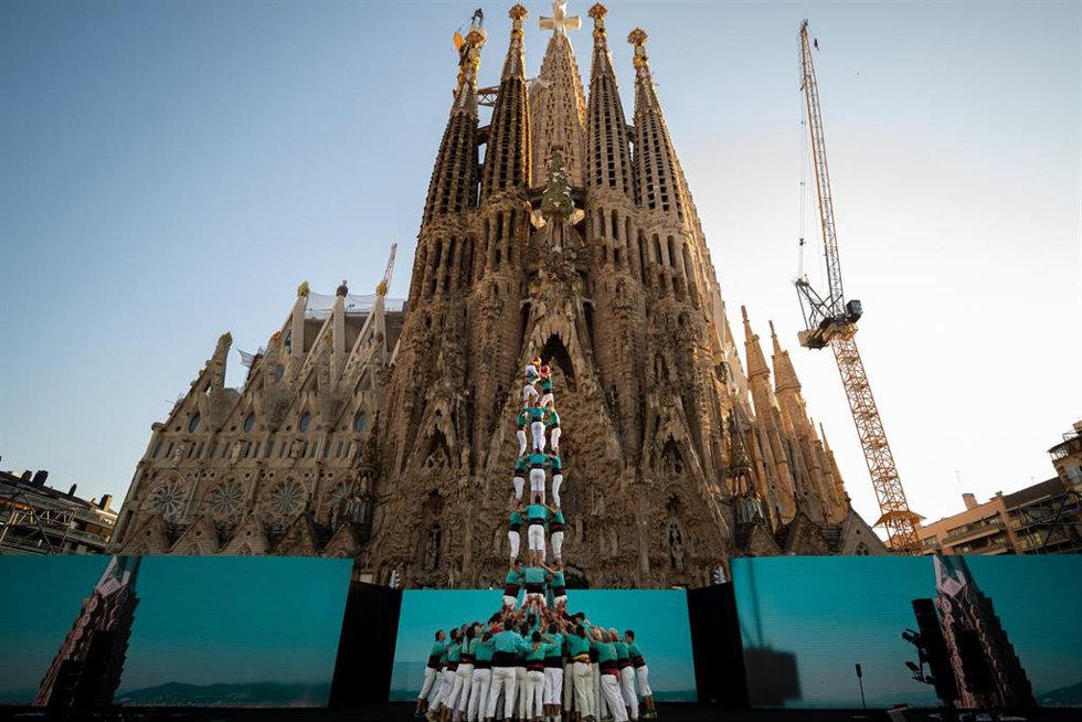 Un casteller durante la presentación de los equipos del Tour de Francia 2026, junto a la Sagrada Família, en Barcelona, el 2 de julio de 2026