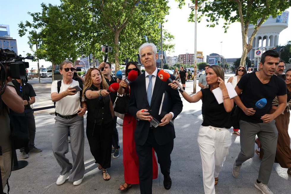 El vicepresidente de la Sociedad Estatal de Participaciones Industriales (SEPI), Bartolomé Lora (c), a su llegada a los juzgados de Plaza Castilla, a 3 de julio de 2026, en Madrid (España). El juez interroga a Lora por presunta prevaricación en el préstam