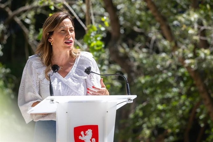 La alcaldesa de Zaragoza, Natalia Chueca, este viernes durante la rueda de prensa en la que ha anunciado la reforma de la calle Doctor Iranzo.