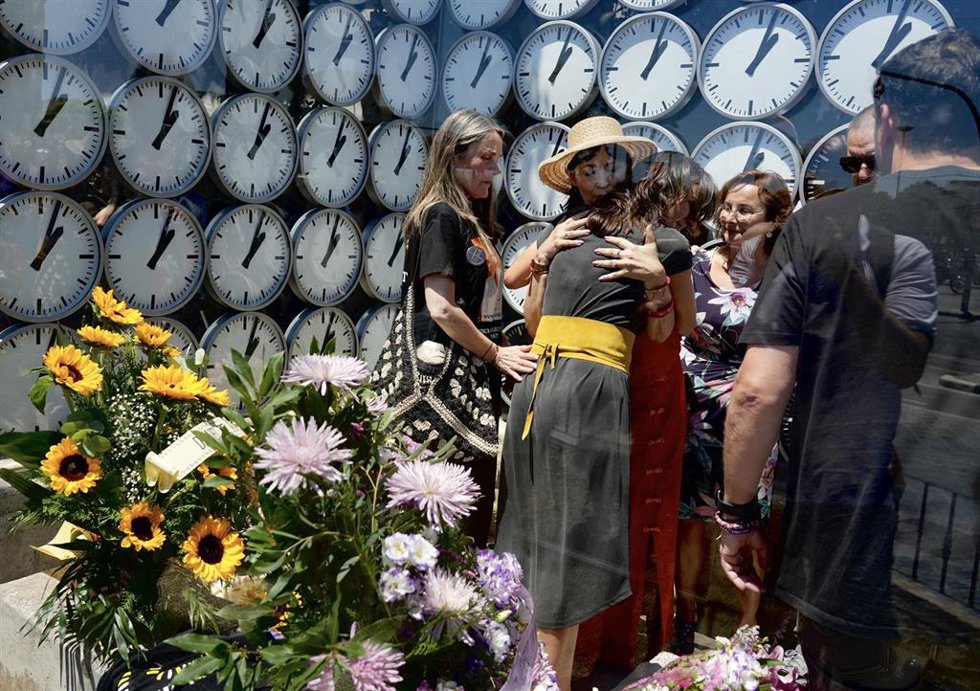 Familiares y amigos de las víctimas durante la celebración del acto de homenaje y conmemoración con motivo del 20º aniversario del accidente de metro de Valencia, a 3 de julio de 2026, en València. 