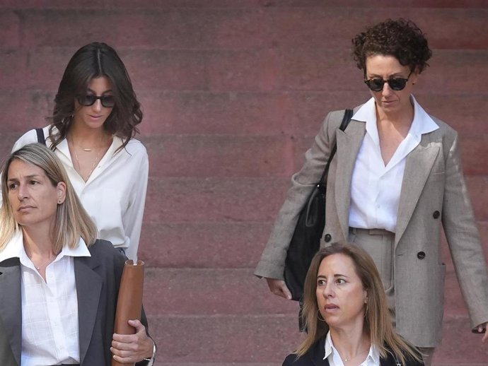 Sarah y Judith Andic a su llegada a los juzgados de Instrucción de Martorell