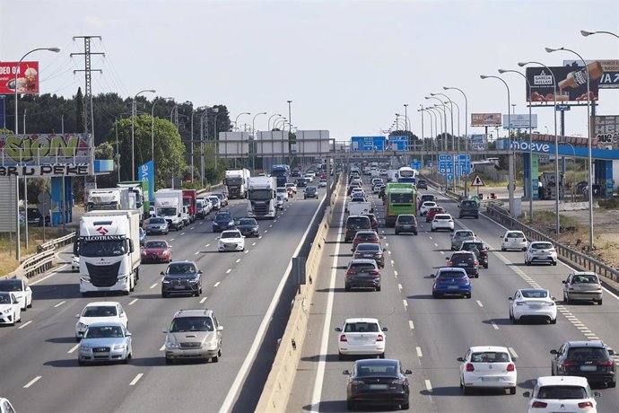 Archivo - Decenas de vehículos durante la operación salida del puente de mayo, en la A-4, a 30 de abril de 2026, en Madrid (España). La DGT estima más de seis millones de desplazamientos de largo recorrido durante el puente de mayo, con alta circulación h