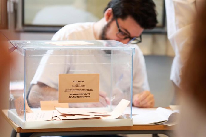 Archivo - Una urna con papeletas electorales