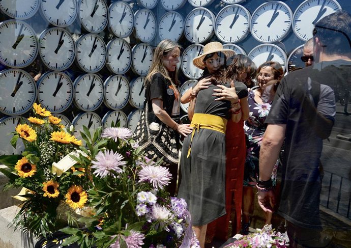 Familiars i amics de les víctimes durant la celebració de l'acte d'homenatge i commemoració amb motiu del 20º aniversari de l'accident de metro de València, a 3 de juliol del 2026, a València. 