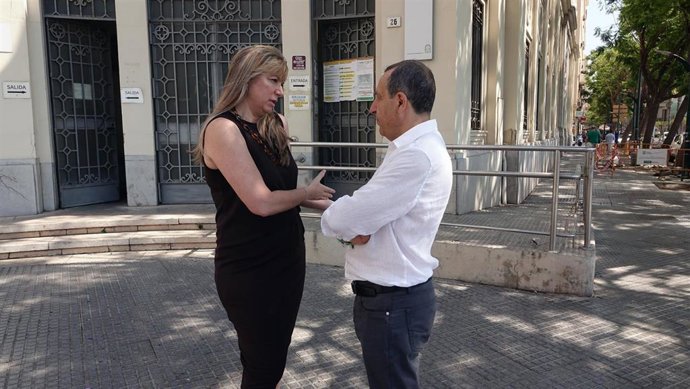 El secretario de Políticas de Estado de Bienestar del PSOE-A, José Luis Ruiz Espejo, y la secretaria coordinadora del Área de Políticas del Estado del Bienestar y Derechos de la Ciudadanía del PSOE de Málaga, Estefanía Martín Palop.