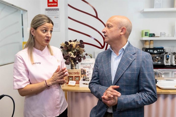 El consejero municipal de Economía, Transformación Digital y Transparencia, Carlos Gimeno, y Leticia Vargas, propietaria de la  pastelería Moonly que optço a estas ayudas para abrir su negocio.