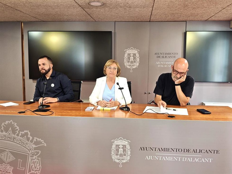Los portavoces de Compromís, PSPV y EU-Podem en el Ayuntamiento de Alicante, Rafa Mas (i), Ana Barceló (c) y Manolo Copé (d), en la rueda de prensa ofrecida este viernes